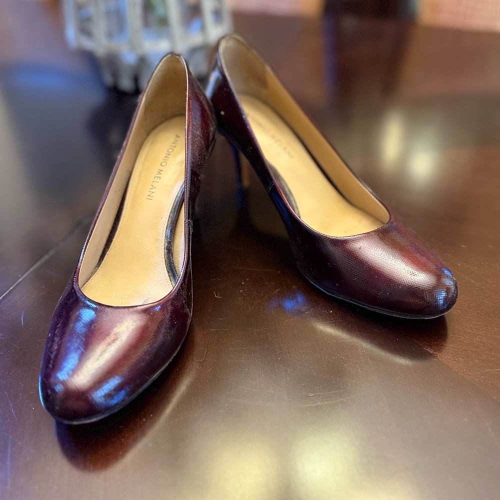 Antonio Melani mid height, round toe, burgundy pump